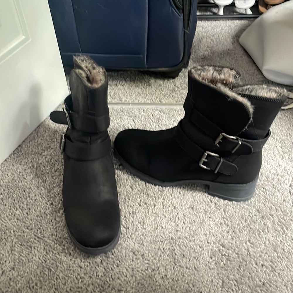 Black short winter boots